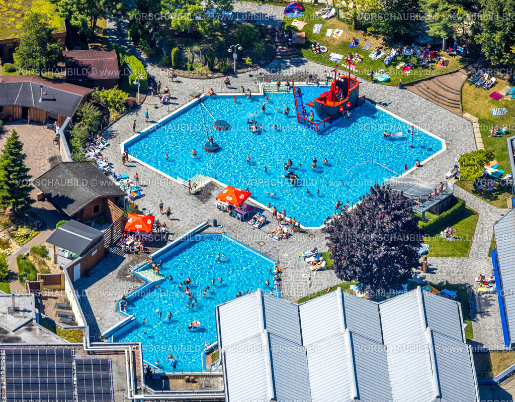 Dortmund240801071Freibad_Wischlingen | Luftbild, Freibad im Revierpark Wischlingen, Schwimmbecken und Solebad, Badegäste im Kinderbecken mit Piratenschiff und auf der Liegewiese mit Sonnenschirmen, Dorstfeld, Dortmund, Ruhrgebiet, Nordrhein-Westfalen, Deutschland