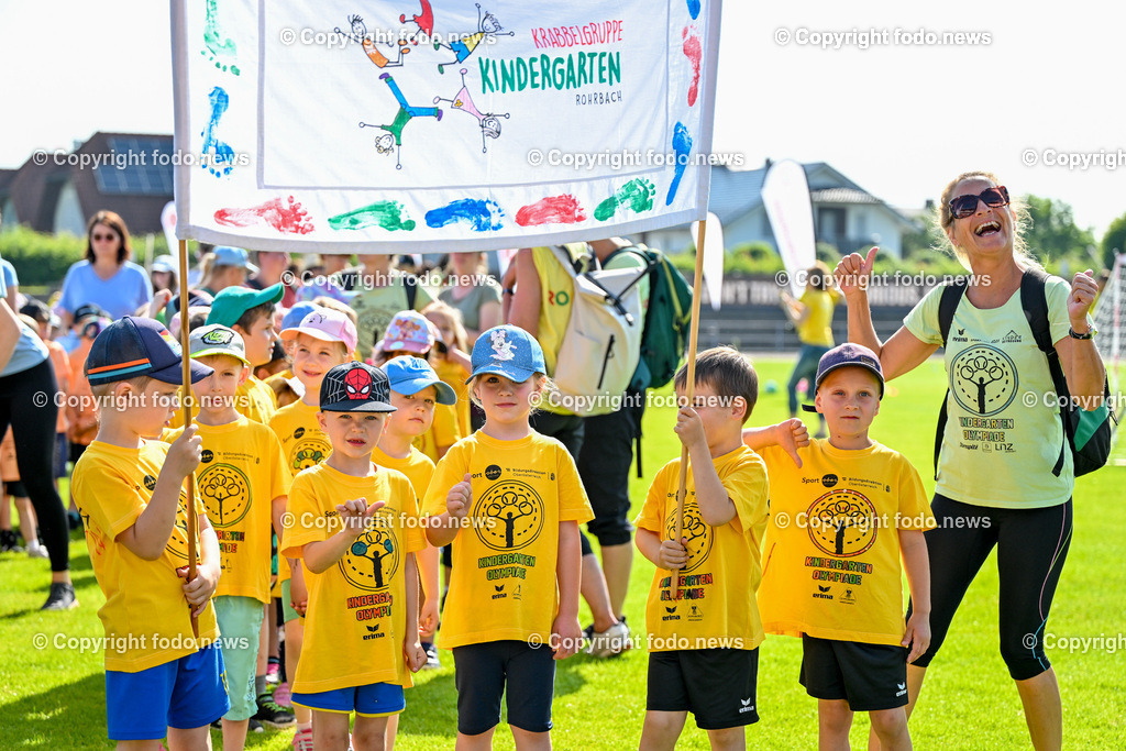 Kindergarten Olympiade 2024_ Stadion Traun_ 07.06.2024-16 | 07.06.2024, Stadion der Stadt Traun, AUT, Kindergarten Olympiade 2024, im Bild Kinder, Hindernis, Fussball, Laufen, Action