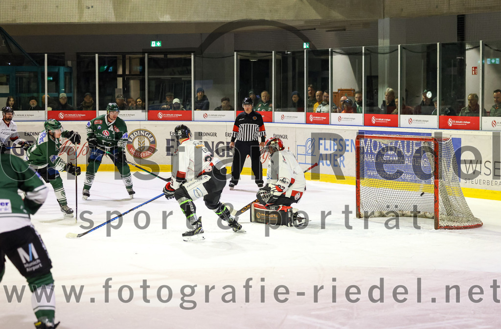 2023-11-12_108_TSV_Erding_gegen_EHC_Koenigsbrunn | Erding, Deutschland, 12.11.2023:
Eishockey, Bayernliga Vorrunde 2023 / 2024, 9. Spieltag, TSV Erding gegen EHC Königsbrunn, Endergebnis: 3:2

Thomas Matheson (Erding Gladiators, #37), Thomas Plihal (Erding Gladiators, #39), Torwart Stefan Vajs (EHC Königsbrunn, #32)

Foto: Christian Riedel / fotografie-riedel.net