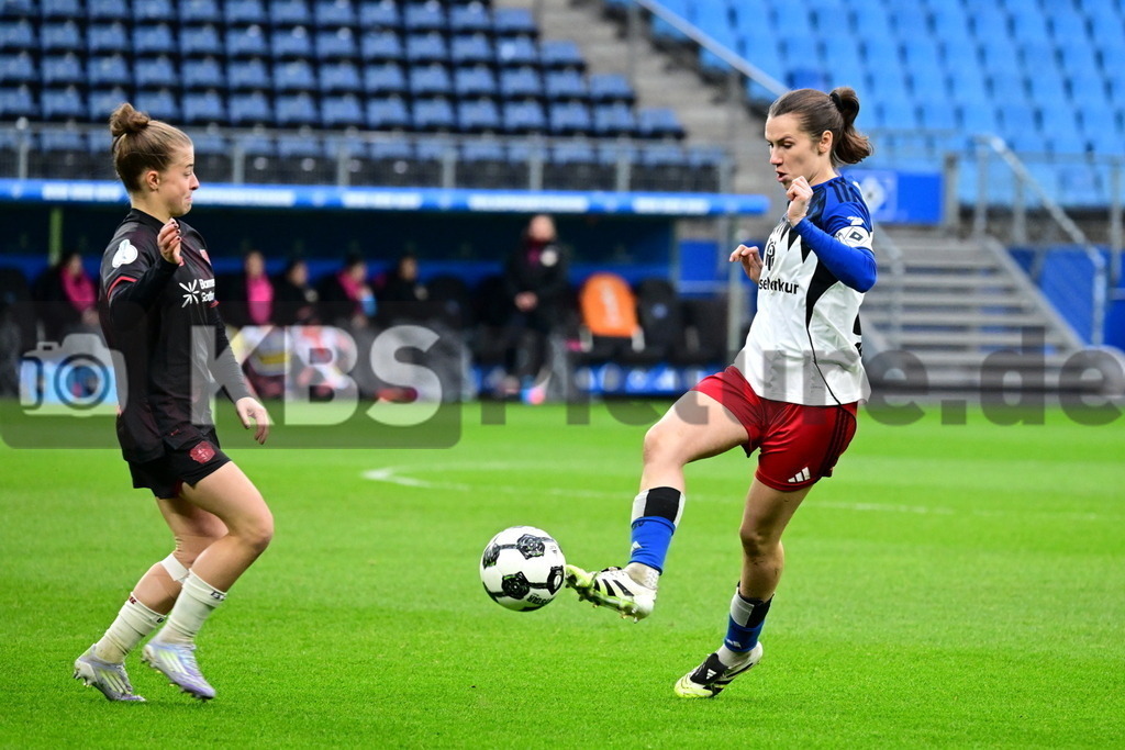 KBS Picture_HSV-Leverkusen_DFBpokal_Frauen_008 | v.l. Koegel Kristin (Bayer Leverkusen) , Machtens Pauline (HSV Frauen) ,Sportplatz :  Volksparkstadion, - Realisiert mit Pictrs.com