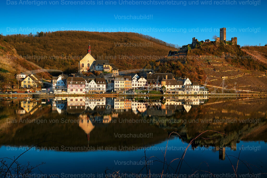 Beilstein im Frühlingslicht | In traumhaftes Frühlingslicht getaucht spiegelt sich Beilstein in der Mosel  - Realisiert mit Pictrs.com