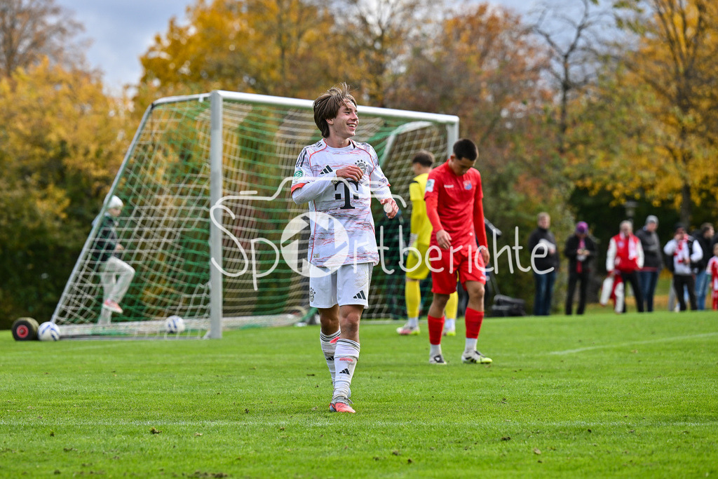 SpVgg Unterhaching U19 - FC Bayern München U19 | Jubel der Gäste nach dem Treffer zum 1-4 durch Bohdan OLYCHENKO (FC Bayern München U19 8) / Hattrick / Tor / Torschuetze / Freude / Happy / U19 DFB Nachwuchsliga: SpVgg Unterhaching - FC Bayern München; Sportschule Oberhaching am 18.10.2025