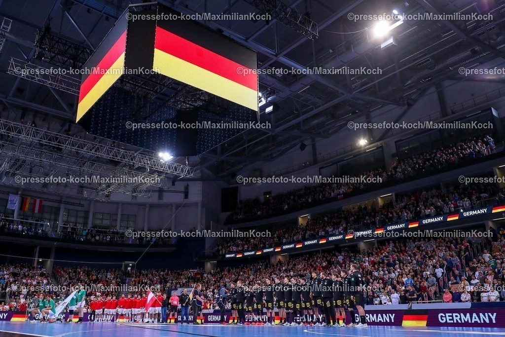 DHB15032502174 | 15.03.2025, Handball Ländespiel, EM-Qualifikation, Deutschland - Österreich, ZAG Arena Hannover: Die deutsche Nationalmannschaft steht bei der Nationalhymne Arm in Arm auf dem Spielfeld