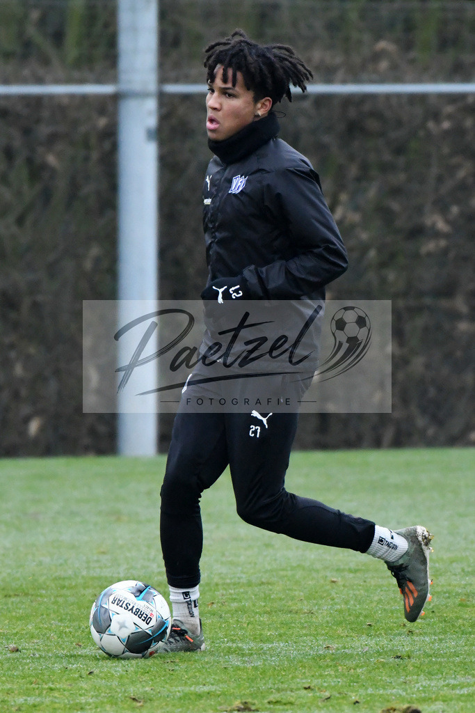 20200125_TRAOSN_0007 | Fußball, Herren: Felix Agu (VfL Osnabrück) in Aktion, am Ball, Einzelaktion beim Training des VfL Osnabrück am 25.01.2020 im Sportpark Illoshöhe in Osnabrück, Deutschland.(Foto von Nico Paetzel) - Realisiert mit Pictrs.com