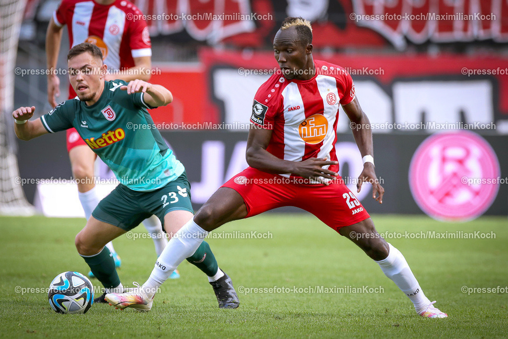 RWE3Liga16092301051 | 16.09.2023, Essen, Fußball, bwin 3. Liga Herren, Stadion an der Hafenstraße, 6. Spieltag Saison 2023 2024, Rot-Weiss Essen – SSV Jahn Regensburg: Jannik Graf (Jahn Regensburg) gegen Moussa Doumbouya (Rot-Weiss Essen) . DFB regulations prohibit any use of photographs as image sequences and or quasi-video.