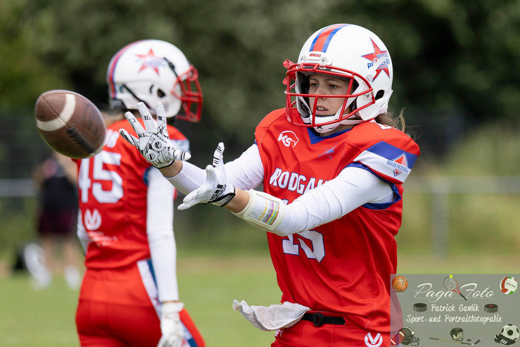 GFLW 1: German Football League Women 1: Rodgau Pioneers Ladies - Stuttgart Scorpions Sisters, 07.06.2026 | Selina Schirmer (Rodgau Pioneers Ladies #15) fängt einen Ball,Rodgau Pioneers Ladies - Stuttgart Scorpions Sisters, Rodgau, Maingau-Energie-Stadion "Am Weichsee", 7.6.2026 - Realisiert mit Pictrs.com