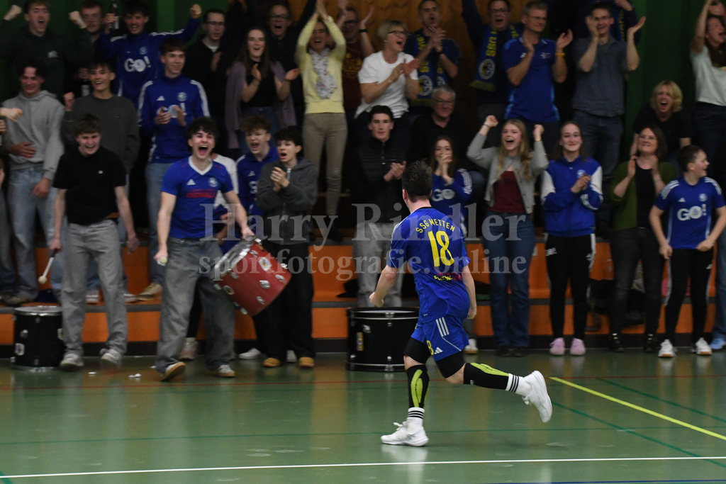 SSG Metten : SpVgg Altenerding | ganz Metten außer Rand und Band nach dem letzten Tor im Spiel durch Emanuel Pirzer (SSG Metten #18) - Realisiert mit Pictrs.com