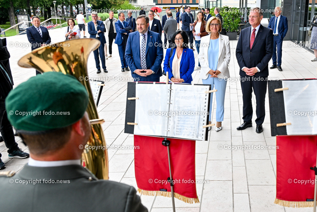 Pressekonferenz Land Ooe_ Oberoesterreich uebernimmt den Vorsitz in der Landeshauptleute-Konferenz_ 03.07.2024-31 | 03.07.2024, Linz, AUT, Pressekonferenz Land Ooe, Oberoesterreich uebernimmt den Vorsitz in der Landeshauptleute-Konferenz, im Bild Franz Ebner (VP, Praesident des Bundesrates), Margit Goell (VP, Mitglied des Bundesrates), Johanna Mikl-Leitner (VP, Landeshauptfrau Niederoesterreich), Thomas Stelzer (VP, Landeshauptmann Oberoesterreich), Militaermusik