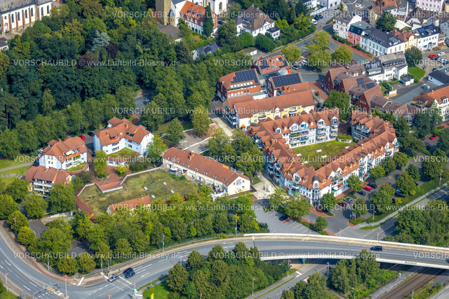 Froendenberg230901944 | Luftbild, Bruayplatz, Aldi Supermarkt und Wohnhäuser mit roten Dächern, Winschoter Straße, Fröndenberg, Fröndenberg, Ruhrgebiet, Nordrhein-Westfalen, Deutschland