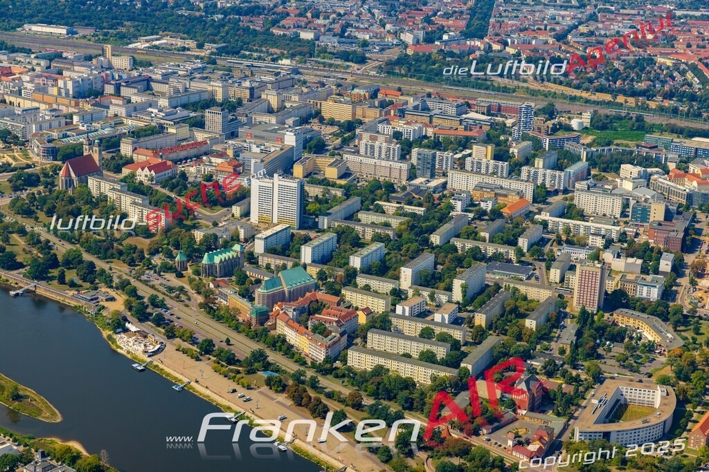Luftaufnahme Altstadt Magdeburg - Die Luftaufnahme wurde 2025 vom UL-Flugzeug heraus erstellt ( ohne Drohne ) - Hochauflösende Luftaufnahme - für professionelle Ausdrucke geeignet. Die Geschenkidee !Mit Lizenz und Bildrechte bestellbar