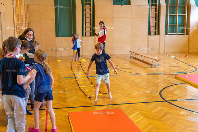 Sport in der Volksschule mit Sabrina Wrann | Bildershop von pixelworld.at - Realisiert mit Pictrs.com