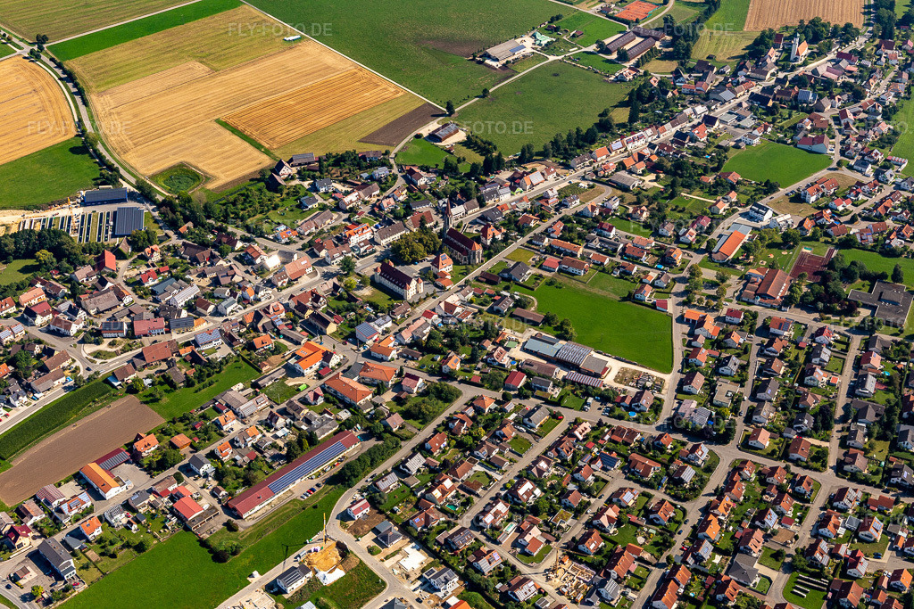 Luftbild: Ortsansicht der Straßen und Häuser der Wohngebiete in Langenenslingen im Bundesland Baden-Württemberg in Deutschland. Foto: IMG_129301.jpg vom 05.09.2021 durch Werner Riehm/FLY-FOTO.de