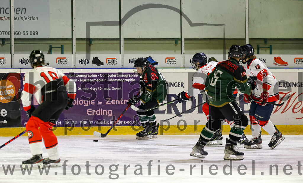 2022-12-04_028_TSV_Erding_gegen_EHC_Klostersee | Erding, Deutschland, 04.12.2022:
Eishockey, Bayernliga U17 2022 / 2023, 11. Spieltag, TSV Erding gegen EHC Klostersee, Endergebnis: 3:5

Balint Kondor (EHC Klostersee, #18), Jakob Devers (Erding Gladiators, #22)

Foto: Christian Riedel / fotografie-riedel.net