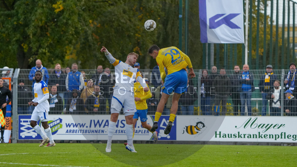 Fußball, Herren, Saison 2025/2026, Regionalliga Nordost, 11. Spieltag, FSV 63 Luckenwalde vs. FC Carl-Zeiss Jena, Samstag 05.10.2025, Werner-Seelenbinder-Stadion Luckenwalde, | Fußball, Herren, Saison 2025/2026, Regionalliga Nordost, 11. Spieltag, FSV 63 Luckenwalde vs. FC Carl-Zeiss Jena, Samstag 05.10.2025, Werner-Seelenbinder-Stadion Luckenwalde, Im Bild: Maxim Hessel (l. Jena) und Simon Gollnack (r. Luckenwalde) - Realisiert mit Pictrs.com