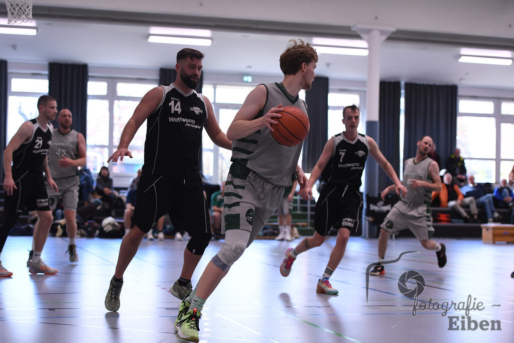 TuS Petersfehn-VfL Edewecht | Basketball Regionalliga; TuS Petersfehn (grau)-VfL Edewecht (schwarz) am 30.11.2025 in Petersfehn (Sporthalle Petersfehn), Photo: Philip Eiben 2025 - Realisiert mit Pictrs.com