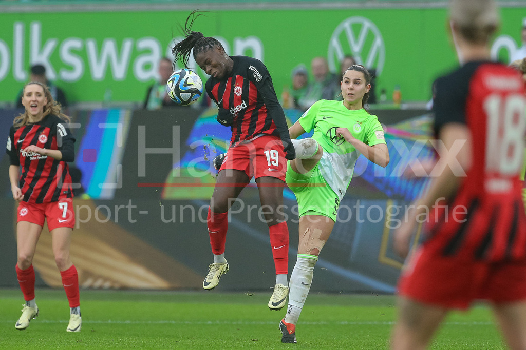 Fussball, Google Pixel Frauen-Bundesliga, VfL Wolfsburg - Eintracht Frankfurt | v.li.: Nicole Anyomi (Eintracht Frankfurt, 19) und Lena Oberdorf (VfL Wolfsburg, 5) im Zweikampf, Duell, Dynamik, Aktion, Action, Spielszene, DIE DFB-RICHTLINIEN UNTERSAGEN JEGLICHE NUTZUNG VON FOTOS ALS SEQUENZBILDER UND/ODER VIDEOÄHNLICHE FOTOSTRECKEN. DFB REGULATIONS PROHIBIT ANY USE OF PHOTOGRAPHS AS IMAGE SEQUENCES AND/OR QUASI-VIDEO.