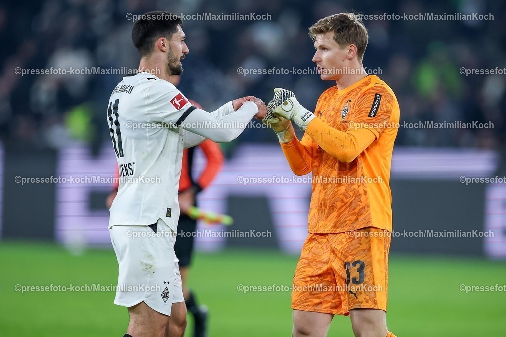 BMG28112501086 | 28.11.2025, Fußball, Borussia Mönchengladbach - RB Leipzig, 1. Fußball Bundesliga, 12.Spieltag, Borussia-Park, Saison 2025 2026: Tim Kleindienst (Borussia Mönchengladbach #11) zusammen mit Torwart Moritz Nicolas (Borussia Mönchengladbach #33)  nach dem 0:0 UnentschiedenDFB regulations prohibit any use of photographs as image sequences and or quasi-video.