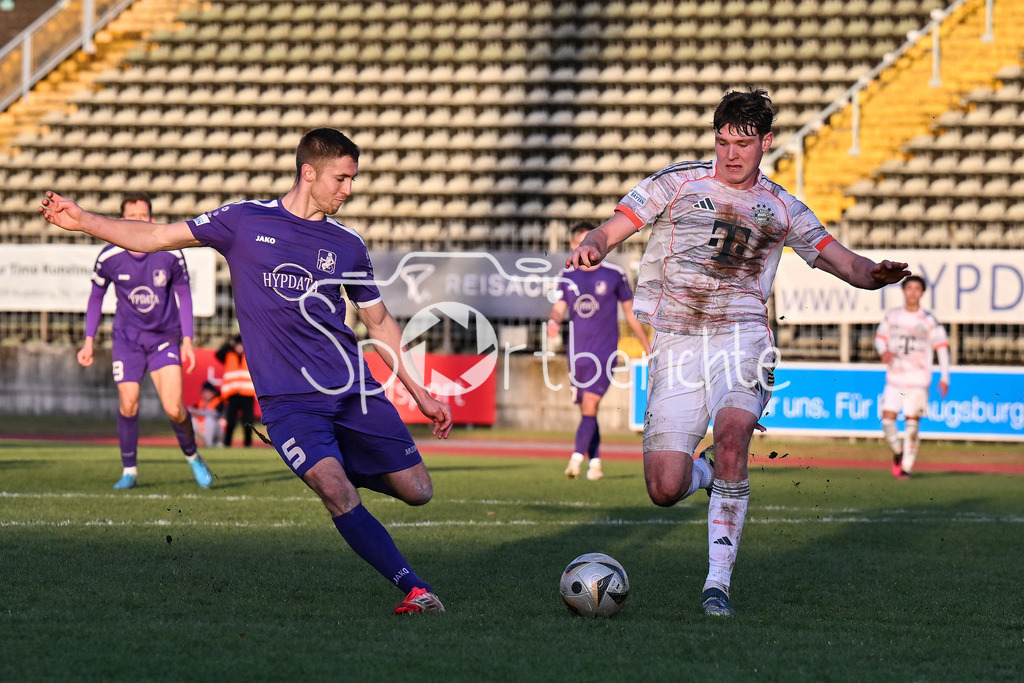 TSV Schwaben Augsburg - FC Bayern Amateure | AUGSBURG, GERMANY - 29. NOVEMBER: im Duell Dennis RUISINGER (TSV Schwaben Augsburg 5) und Richard Christian MEIER (FC Bayern München II 9) beim Ligaspiel zwischen dem TSV Schwaben Augsburg und den Amateuren des FC Bayern am 20. Spieltag der Regionalliga Bayern im Rosenaustadion