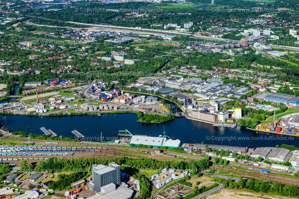 Hamburg_Wilhelmsburg_Usserer_Schmidkanal_ELS_9786070524 | HAMBURG 07.05.2024 Schiffs- Anlegestellen am Hafenbecken des Binnenhafen am Ufer " Schluisgrovehafen " an der Straße Schluisgrove in Hamburg, Deutschland. // Ship moorings at the inland harbor basin on the banks of " Schluisgrovehafen " on street Schluisgrove in Hamburg, Germany. Foto: Martin Elsen