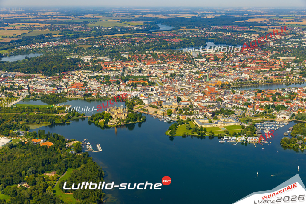Luftaufnahme Schweriner Altstadt Schwerin - Die Luftaufnahme wurde 2025 vom UL-Flugzeug heraus erstellt ( ohne Drohne ) - Hochauflösende Luftaufnahme - für professionelle Ausdrucke geeignet. Die Geschenkidee !Mit Lizenz und Bildrechte bestellbar