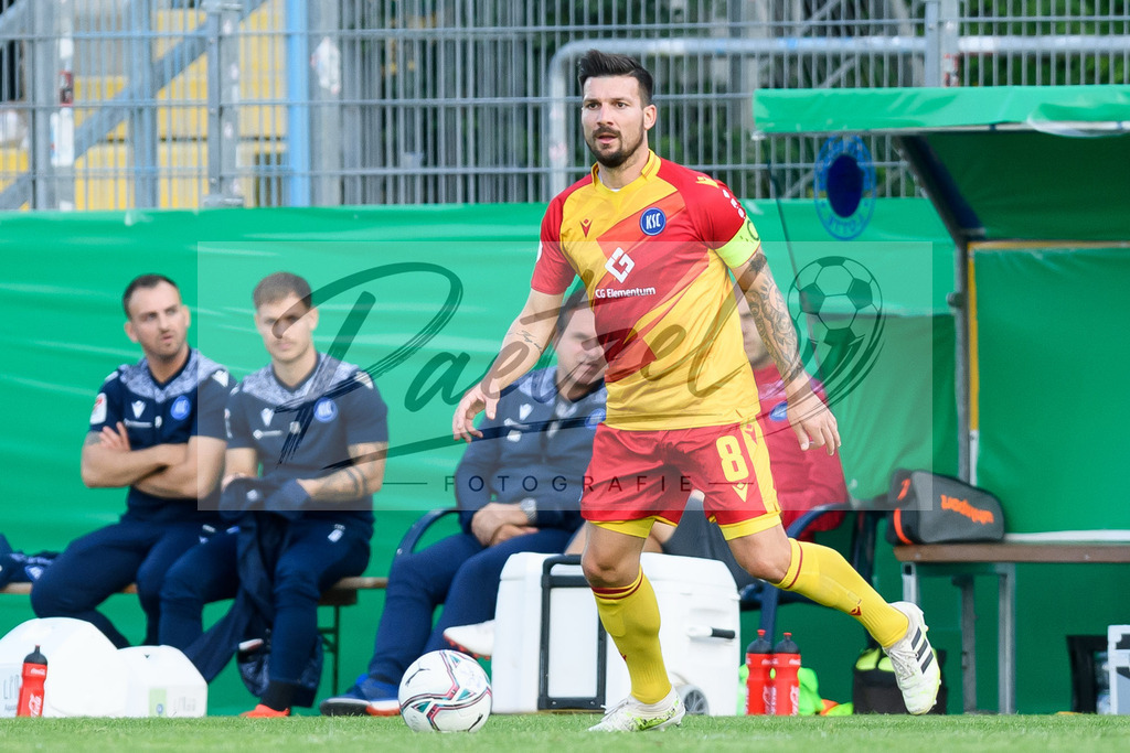 LOTKSC20210809_198 | Fussball, Herren: Jerome Gondorf (Karlsruher SC) in Aktion, am Ball, Einzelaktion beim Spiel der 1. Runde im DFB-Pokal zwischen SF Lotte und Karlsruher SC im Stadion am Lotter Kreuz am 09.08.2021 in Lotte, Deutschland.DFB / DFL REGULATIONS PROHIBIT ANY USE OF PHOTOGRAPHS AS IMAGE SEQUENCES AND/OR QUASI-VIDEO. - Realisiert mit Pictrs.com