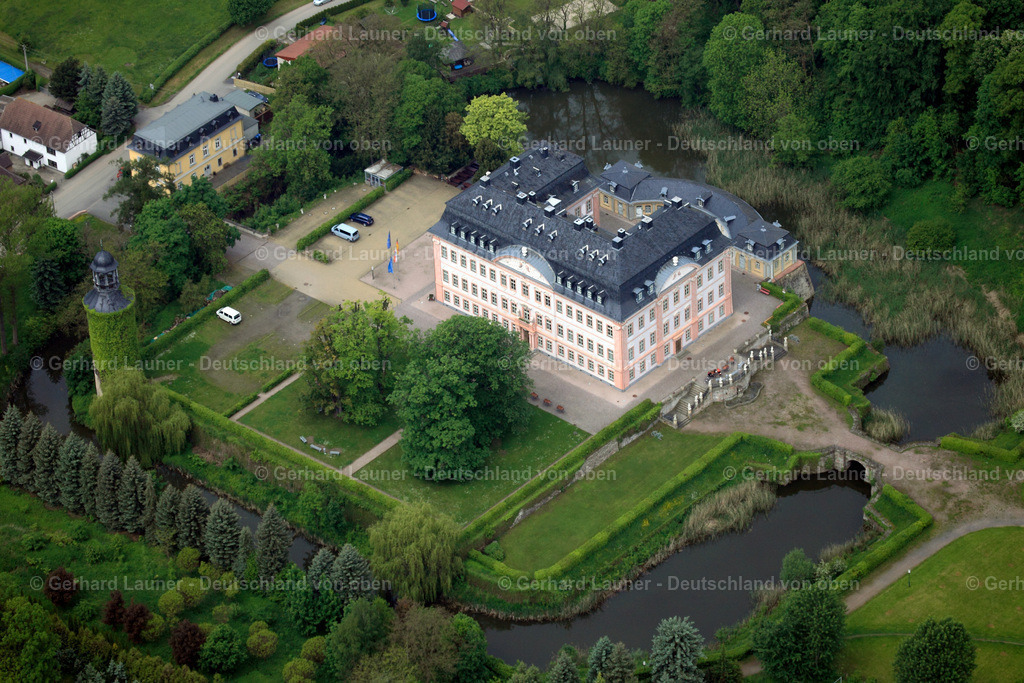 3001066 | Das Schloss Oppurg (auch als Schloss Niederoppurg bezeichnet) ist ein barockes Schloss in Oppurg bei Pößneck (Saale-Orla-Kreis) im Osten Thüringens. Das Schloss besteht aus drei Flügeln: dem südlichen Hauptflügel sowie dem östlichen und dem westlichen Nebenflügel. Auf dem Schlossgelände bestehen darüber hinaus eine Kutschremise, ein Turm der ehemaligen Burg, ein das Schloss umgebender Wassergraben sowie östlich des Hauses ein Schlossgarten im Stil eines englischen Landschaftsparks. Heute gehört das Schloss dem Christlichen Jugenddorfwerk Deutschlands. Es wird als Europäisches Bildungszentrum, Tagungshaus und Jugendbildungsstätte für Veranstaltungen genutzt.