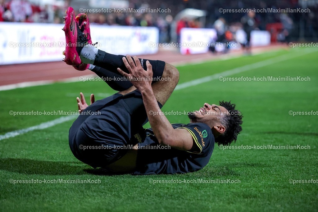 FKo26022601042 | 26.02.2026, Fußball, Landespokal Mittelrhein, SC Fortuna Köln - TSV Alemannia Aachen, Südstadion, Viertelfinale Bitburger-Pokal, Saison 2025 2026: Joel da Silva Kiala&nbsp; (Alemannia Aachen #37) liegt mit Schmerzen auf dem Spielfeld  DFB regulations prohibit any use of photographs as image sequences and or quasi-video.