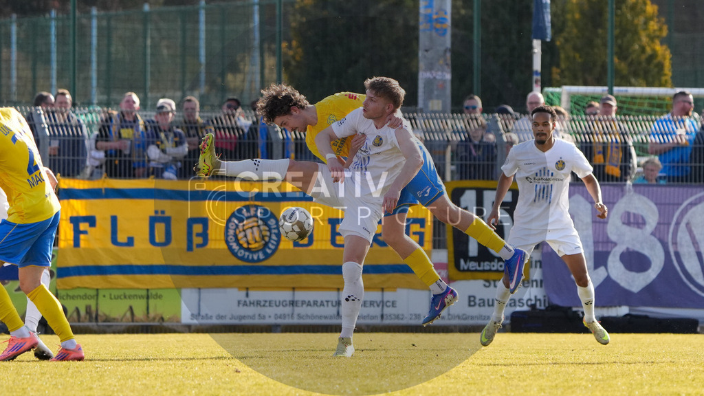 Fußball, Herren, Saison 2025/2026, Regionalliga Nordost, 24. Spieltag, FSV 63 Luckenwalde vs. 1.FC Lokomotive Leipzig, Samstag 28.02.2026, Werner-Seelenbinder-Stadion Luckenwalde, | Fußball, Herren, Saison 2025/2026, Regionalliga Nordost, 24. Spieltag, FSV 63 Luckenwalde vs. 1.FC Lokomotive Leipzig, Samstag 28.02.2026, Werner-Seelenbinder-Stadion Luckenwalde, Im Bild: Sofiene Jannene (gelb, Luckenwalde) und Stefan Maderer (weiß, Leipzig) - Realisiert mit Pictrs.com
