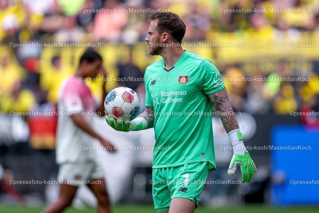BVB11042601060 | 11.04.2026, Fußball, Borussia Dortmund - Bayer 04 Leverkusen, 1. Fußball Bundesliga, 29. Spieltag, Signal Iduna Park, Saison 2025 2026: Torwart Mark Flekken&nbsp;(Bayer04 Leverkusen #01)  DFB regulations prohibit any use of photographs as image sequences and or quasi-video.