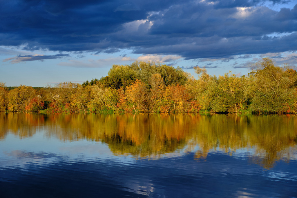 Romantischer Blick auf den Rauchwarter Stausee | Rauchwart, Austria - October 24, 2025: Romantischer Blick auf den Rauchwarter Stausee. - Realisiert mit Pictrs.com