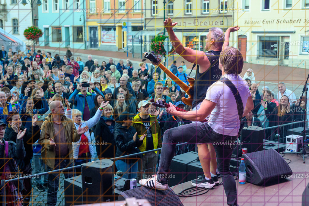 MerQury zum Stadtfest Wilsdruff, Wildruff am 22.08.2026 | Zum Stadtfest Wilsdruff 2026 gastierte die Dresdner Queen-Tribute-Band MerQury am Samstag Abend auf dem Markt in Wilsdruff. - Realisiert mit Pictrs.com