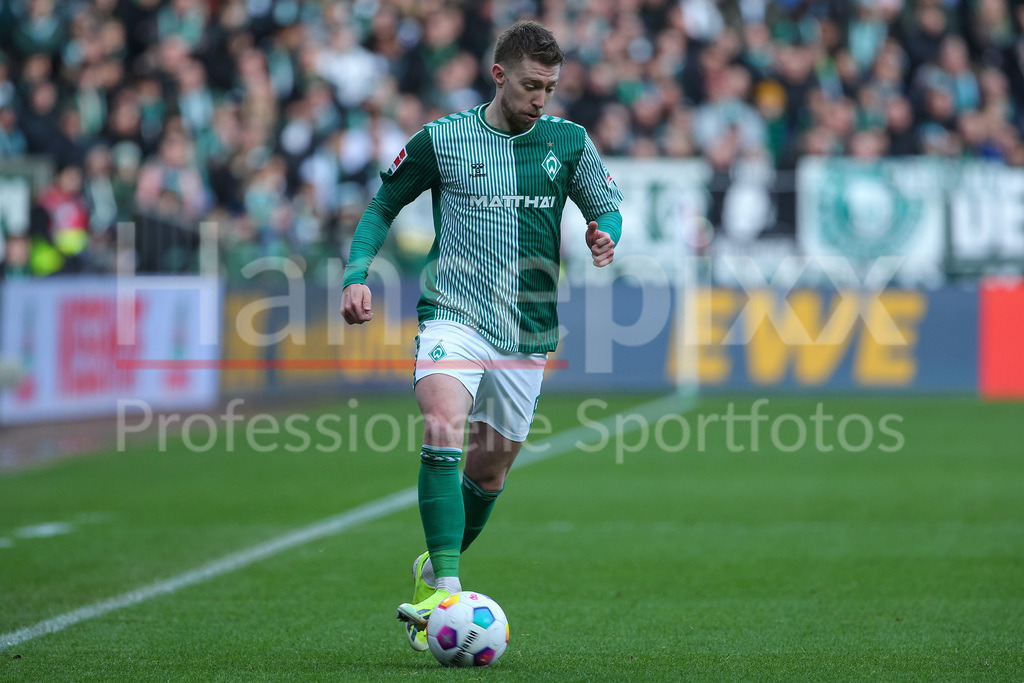 Fussball, Bundesliga, SV Werder Bremen - SV Darmstadt 98 | v.li.: Mitchell Weiser (SV Werder Bremen, 8) am Ball, Freisteller, Einzelbild, Ganzkörper, Aktion, Action, Spielszene, DIE DFL-RICHTLINIEN UNTERSAGEN JEGLICHE NUTZUNG VON FOTOS ALS SEQUENZBILDER UND/ODER VIDEOÄHNLICHE FOTOSTRECKEN. DFL REGULATIONS PROHIBIT ANY USE OF PHOTOGRAPHS AS IMAGE SEQUENCES AND/OR QUASI-VIDEO.