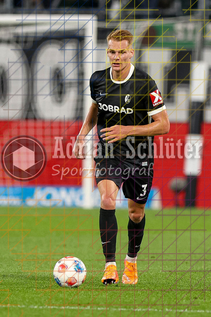 Borussia Mönchengladbach vs SC Freiburg - Bundesliga  | Mönchengladbach, Deutschland, 05.10.25:   Philipp Lienhart (SC Freiburg) in Aktion am Ball, Einzelaktion waehrend des Spiels der Bundesliga zwischen Borussia Mönchengladbach vs SC Freiburg im Stadion im Borussia Park(Foto von Brauer-Fotoagentur / Adrian Schlueter)