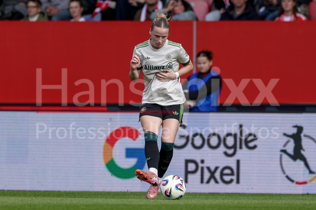 Fussball, Google Pixel Frauen-Bundesliga, FC Bayern München - SV Werder Bremen | Franziska Kett (FC Bayern München, 20) am Ball, Freisteller, Einzelbild, Ganzkörper, Aktion, Action, Spielszene, DIE DFB-RICHTLINIEN UNTERSAGEN JEGLICHE NUTZUNG VON FOTOS ALS SEQUENZBILDER UND/ODER VIDEOÄHNLICHE FOTOSTRECKEN. DFB REGULATIONS PROHIBIT ANY USE OF PHOTOGRAPHS AS IMAGE SEQUENCES AND/OR QUASI-VIDEO.