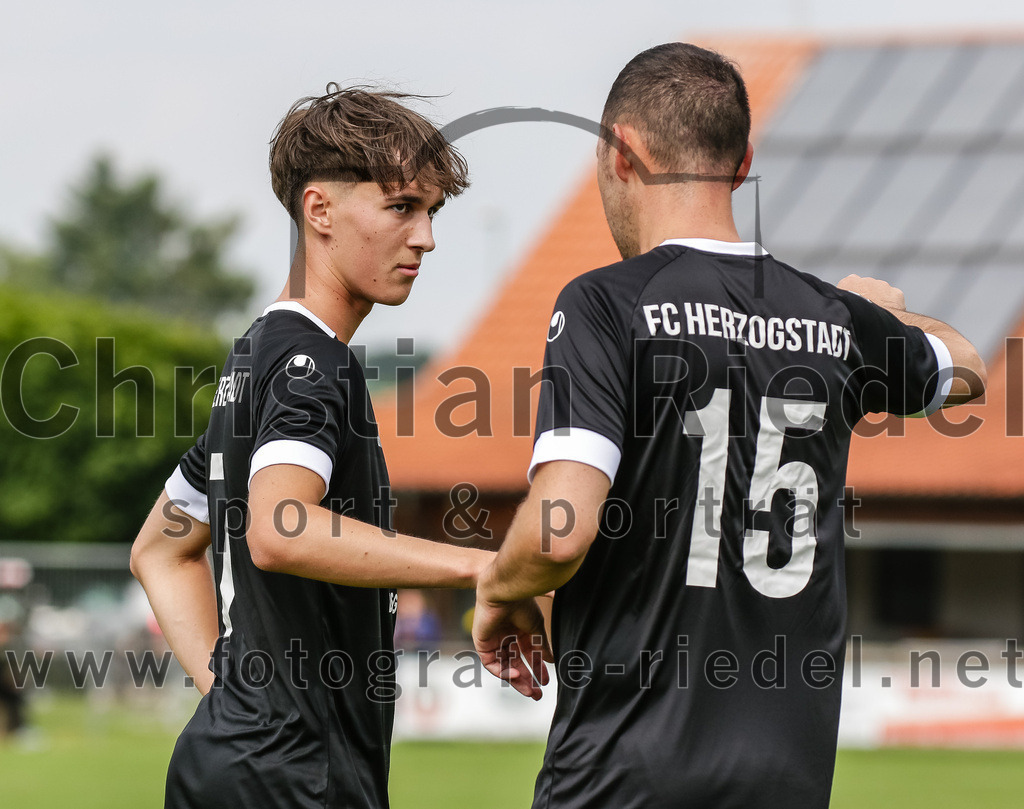 2023-07-02_043_SV_Walpertskirchen_gegen_FC_Herzogstadt | Walpertskirchen, Deutschland, 02.07.2023:
Fußball, Kreisliga 2023 / 2024, Testspiel, SV Walpertskirchen gegen FC Herzogstadt, Endergebnis: 

Emil Schwarz (FC Herzogstadt, #7), Maximilian Niedermair (FC Herzogstadt, #15)

Foto: Christian Riedel / fotografie-riedel.net