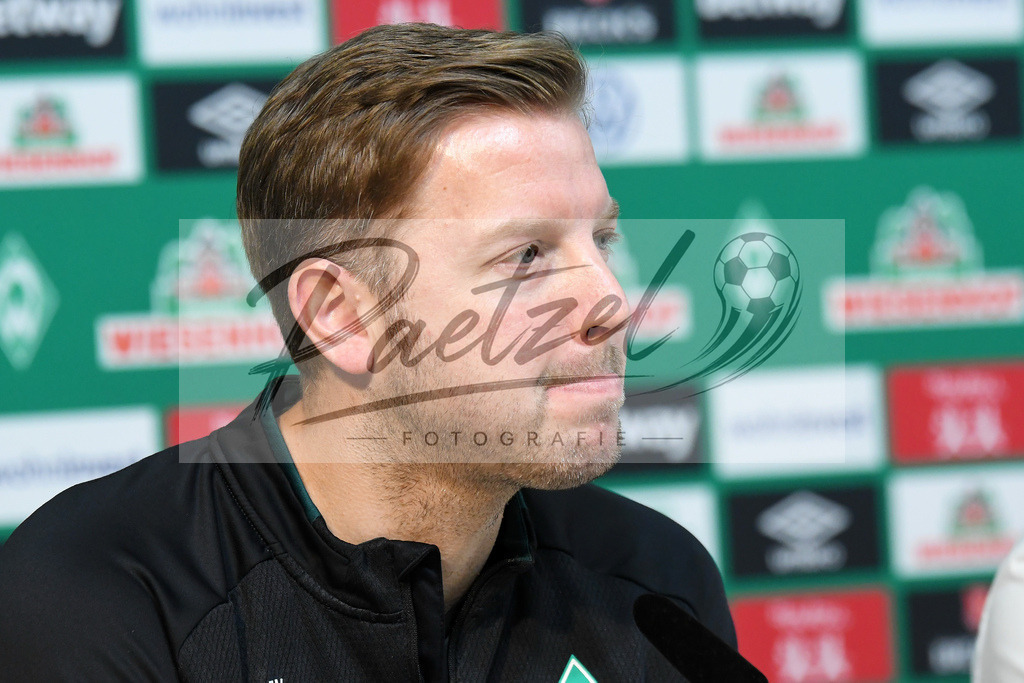 20200303_PKWBRE_0015 | Fussball, Herren: Trainer Florian Kohfeldt (SV Werder Bremen) schaut waehrend der Pressekonferenz des SV Werder Bremen im Presseraum des wohninvest Weserstadion am 03.03.2020 in Bremen, Deutschland. - Realisiert mit Pictrs.com