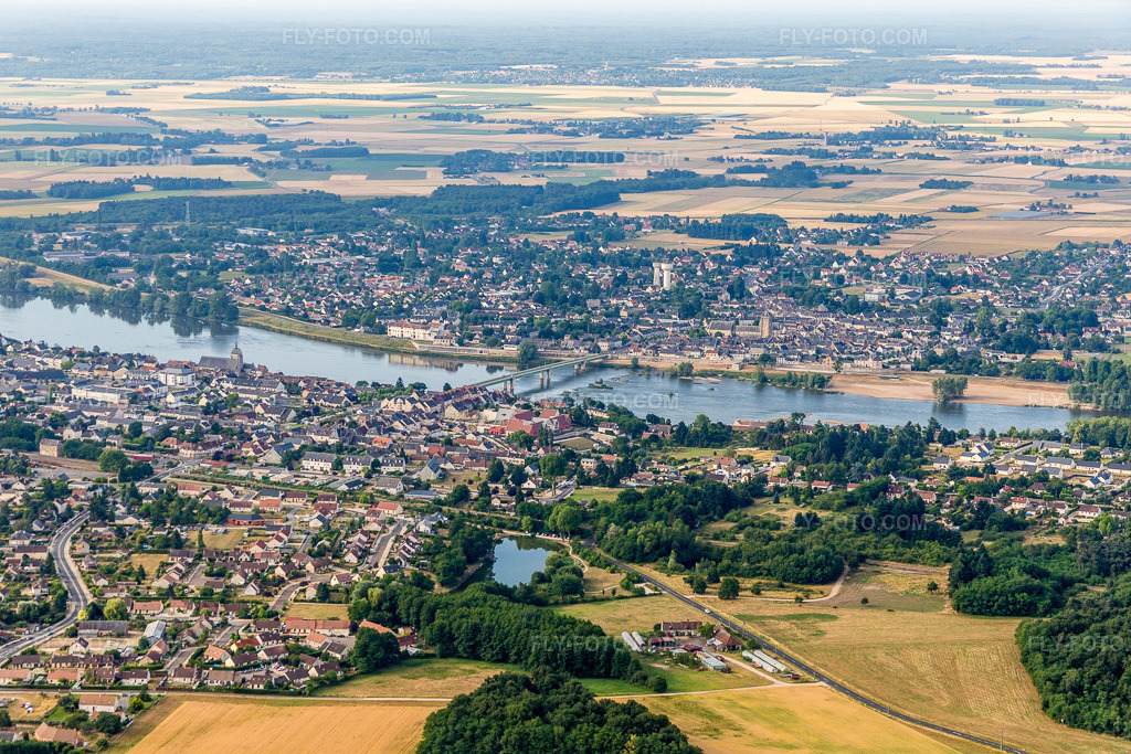 Aerial view: City view on the banks of the Loire River in Saint-Denis-de-l'Hotel in Saint-Denis-de-l'Hôtel in the state Loiret, France. – Photo: IMG_082551.jpg taken on 06/21/2015 by Werner Riehm/FLY-FOTO.com – Resolution of the original: 5323 x 3549 px