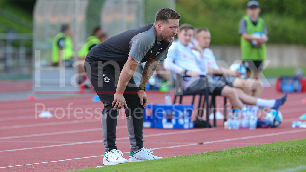 Fussball, DFB-Pokal Frauen, Borussia Mönchengladbach - SV Werder Bremen | v.li.: Jonas Spengler (Trainer, Cheftrainer, Borussia Mönchengladbach) hat die Hände auf die Knie gestützt, gibt Anweisungen, verfolgt das Spiel, DIE DFB-RICHTLINIEN UNTERSAGEN JEGLICHE NUTZUNG VON FOTOS ALS SEQUENZBILDER UND/ODER VIDEOÄHNLICHE FOTOSTRECKEN. DFB REGULATIONS PROHIBIT ANY USE OF PHOTOGRAPHS AS IMAGE SEQUENCES AND/OR QUASI-VIDEO.