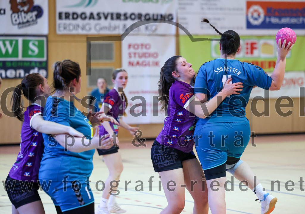 2023-03-11_057_SpVgg_Altenerding_gegen_SSG_Metten_Frauen | Erding, Deutschland, 11.03.2023:
Handball, Bezirksoberliga Frauen Altbayern 2022 / 2023, 13. Spieltag, SpVgg Altenerding gegen SSG Metten, Endergebnis: 32:26

Julia Kranich (SpVgg Altenerding, #9), Ramona Achatz (SSG Metten, #11), Lena Edelmann (SpVgg Altenerding, #69), Ramona Achatz (SSG Metten, #11)

Foto: Christian Riedel / fotografie-riedel.net