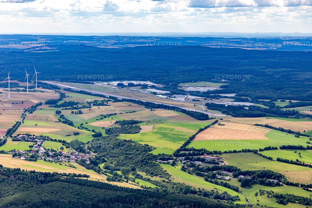 Luftbild: TRIWO Gewerbepark Pferdsfeld auf dem ehemaligen Flugplatz Pferdsfeld im Ortsteil Dörndich in Bad Sobernheim im Bundesland Rheinland-Pfalz in Deutschland. Foto: IMG_142160.jpg vom 07.07.2024 durch Werner Riehm/FLY-FOTO.deTRIWO | Projektentwickler von Gewerbe-, Industrie- und Sonderimmobilien
