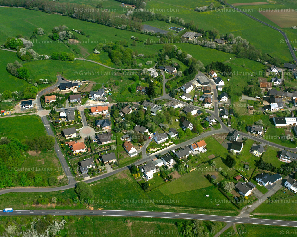 2610011 | ODERSBERG 09.06.2006 Landwirtschaftliche Nutzflächen und Feldgrenzen  umsäumen das Siedlungsgebiet des Dorfes in Odersberg im Bundesland Hessen, Deutschland // Agricultural land and field boundaries surround the settlement area of the village  in Odersberg in the state Hesse, Germany Foto: Gerhard Launer
