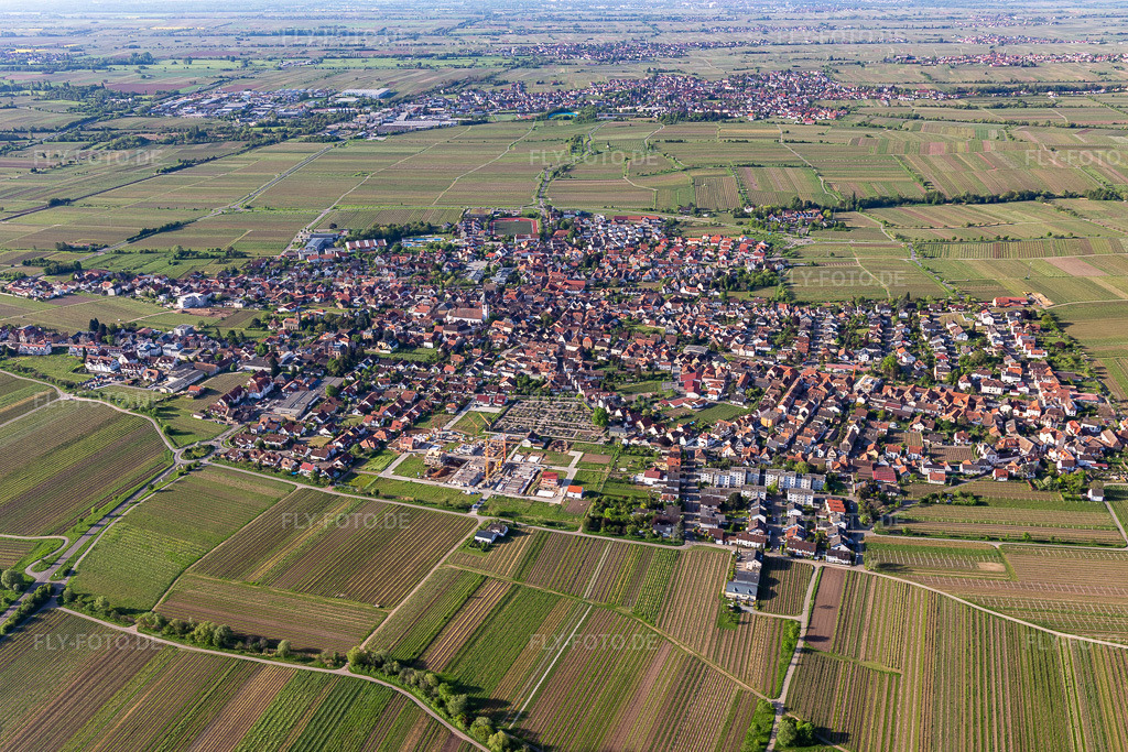 Luftbild:  in Maikammer im Bundesland Rheinland-Pfalz in Deutschland. – Foto: IMG_131294.jpg vom 07.05.2022 durch Werner Riehm/FLY-FOTO.de – Auflösung des Originals: 4865 x 3243 px – Maikammer