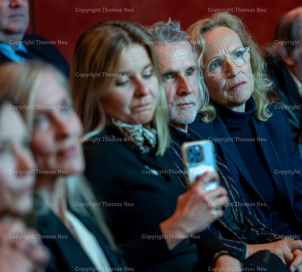 eysoldt-ring-thomas-schmauser-bensheim-fotografie-thomas-neu.jpg-54 | Im Parktheater Bensheim fand am 28. März 2026 die Verleihung des Eysoldt-Rings 2025 statt – eine der bedeutendsten Auszeichnungen für Schauspielkunst im deutschsprachigen Raum. Der Preis ging an Thomas Schmauser, der für seine herausragende darstellerische Leistung geehrt wurde.Im Rahmen der Veranstaltung wurde außerdem der Kurt-Hübner-Regiepreis an Fritzi Wartenberg verliehen, die für ihre besondere künstlerische Handschrift und Regiearbeit ausgezeichnet wurde. Unser Bild zeigt Ulrich Matthes, Juliane Köhler von der Jury des Eysolkdt Rings,  ,Bild: Thomas Neu