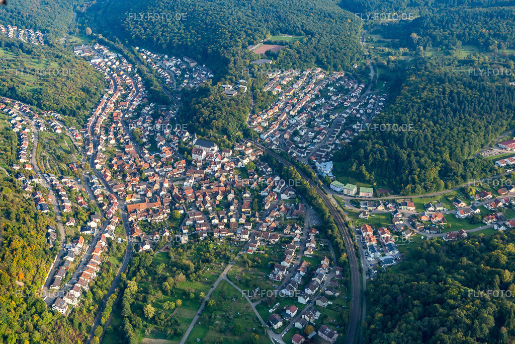 Ortsansicht | Luftbild: Ortsansicht im Ortsteil Ersingen in Kämpfelbach im Bundesland Baden-Württemberg in Deutschland. Foto: IMG_103629.jpg vom 23.09.2017 durch Werner Riehm/FLY-FOTO.de - Realisiert mit Pictrs.com