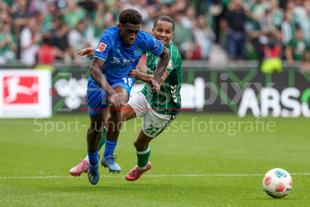 Fussball, Bundesliga, SV Werder Bremen - Bayer 04 Leverkusen | v.li.: Ernest Poku (Bayer 04 Leverkusen, 19) und Felix Agu (SV Werder Bremen, 27) im Zweikampf, Duell, Dynamik, Aktion, Action, Spielszene, DIE DFL-RICHTLINIEN UNTERSAGEN JEGLICHE NUTZUNG VON FOTOS ALS SEQUENZBILDER UND/ODER VIDEOÄHNLICHE FOTOSTRECKEN. DFL REGULATIONS PROHIBIT ANY USE OF PHOTOGRAPHS AS IMAGE SEQUENCES AND/OR QUASI-VIDEO.