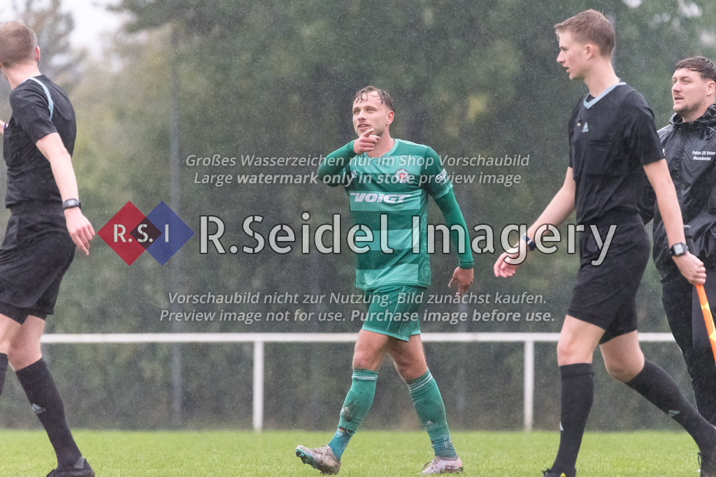 RS-1-014710 | Nach dem Abpfiff beschwert sich Mika Jöhnck (#10, Neumünster) bei Jannik Schneider (Schiedsrichter) erneut über die Abseitsentscheidung.