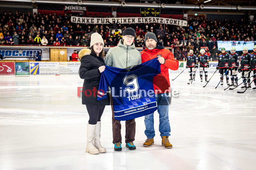 Peißenberg MINERS gegen VfE Ulm/Neu-Ulm DEVILS | Eishockey Bayernliga 2025/26 Vorrunde 24. Spieltag, Peißenberg MINERS gegen VfE Ulm/Neu-Ulm DEVILS, 20260104,Verabchiedung von Anton ENGEL (MINERS 9),2026-01-04 in Peißenberg (flatbuy Arena Peißenberg), Lisa STEIDL, Anton ENGEL, Tobias ENDECopyright: WolfgangxLindner www.foto-lindner.de