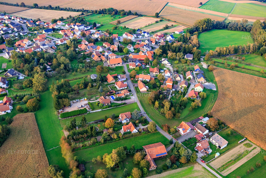 Luftbild: Ortsansicht von Süden in Neuhaeusel im Bundesland Bas-Rhin in Frankreich. – Foto: IMG_074378.jpg vom 04.10.2014 durch Werner Riehm/FLY-FOTO.de – Auflösung des Originals: 5472 x 3648 px