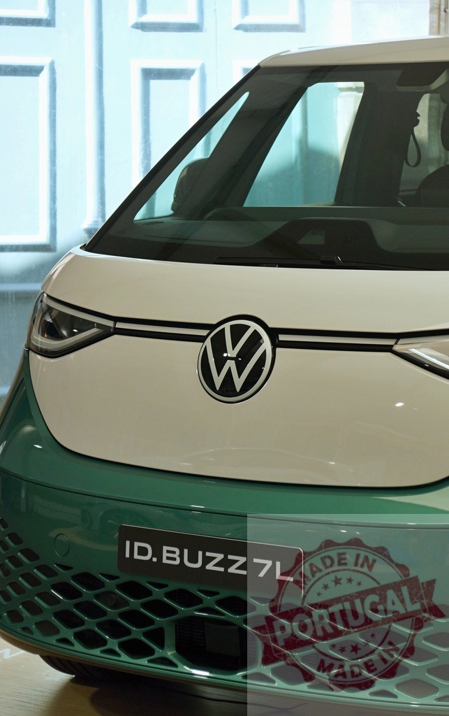 Volkswagen ID. Buzz electric modern urban transport | Volkswagen ID. Buzz electric vehicle with logo and front fascia detail - Realisiert mit Pictrs.com