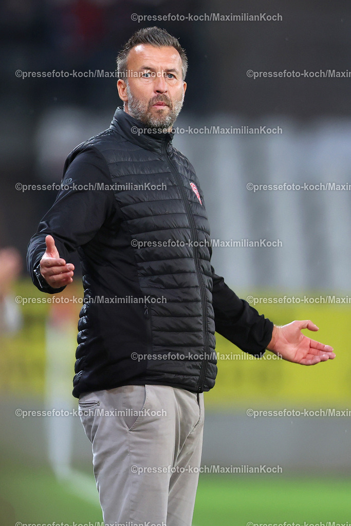 RWE3Liga25092402079 | 25.09.2024, Essen, Fußball,  Rot-Weiss Essen – Borussia Dortmund II (U23), bwin 3. Liga Herren, Stadion an der Hafenstraße, 7. Spieltag Saison 2024 2025: Trainer Christoph Dabrowski (Cheftrainer RWE) gestikulierend an der Seitenlinie DFB regulations prohibit any use of photographs as image sequences and or quasi-video.
